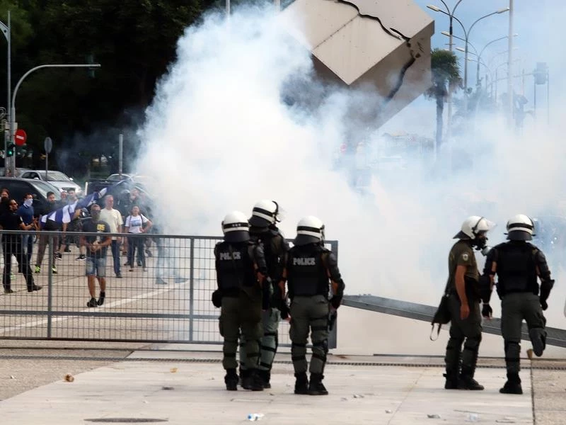 «Θύελλα» εθνικής οργής κατά των ΣΥΡΙΖΑΝΕΛ: Τρομαγμένοι οι κυβερνητικοί από τις αντιδράσεις – Παρέμβαση Μίκη: «Να σταματήσει ο εθνικός εξευτελισμός»